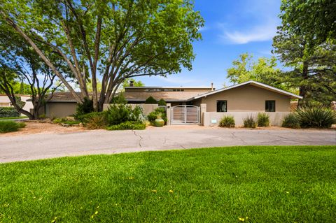 Photo of 1116 Salamanca Street NW, Los Ranchos, NM 87107 (MLS # 1101813)