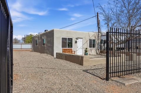 Homes For Sale - 127 Veranda Road<br/> Albuquerque, NM 87107