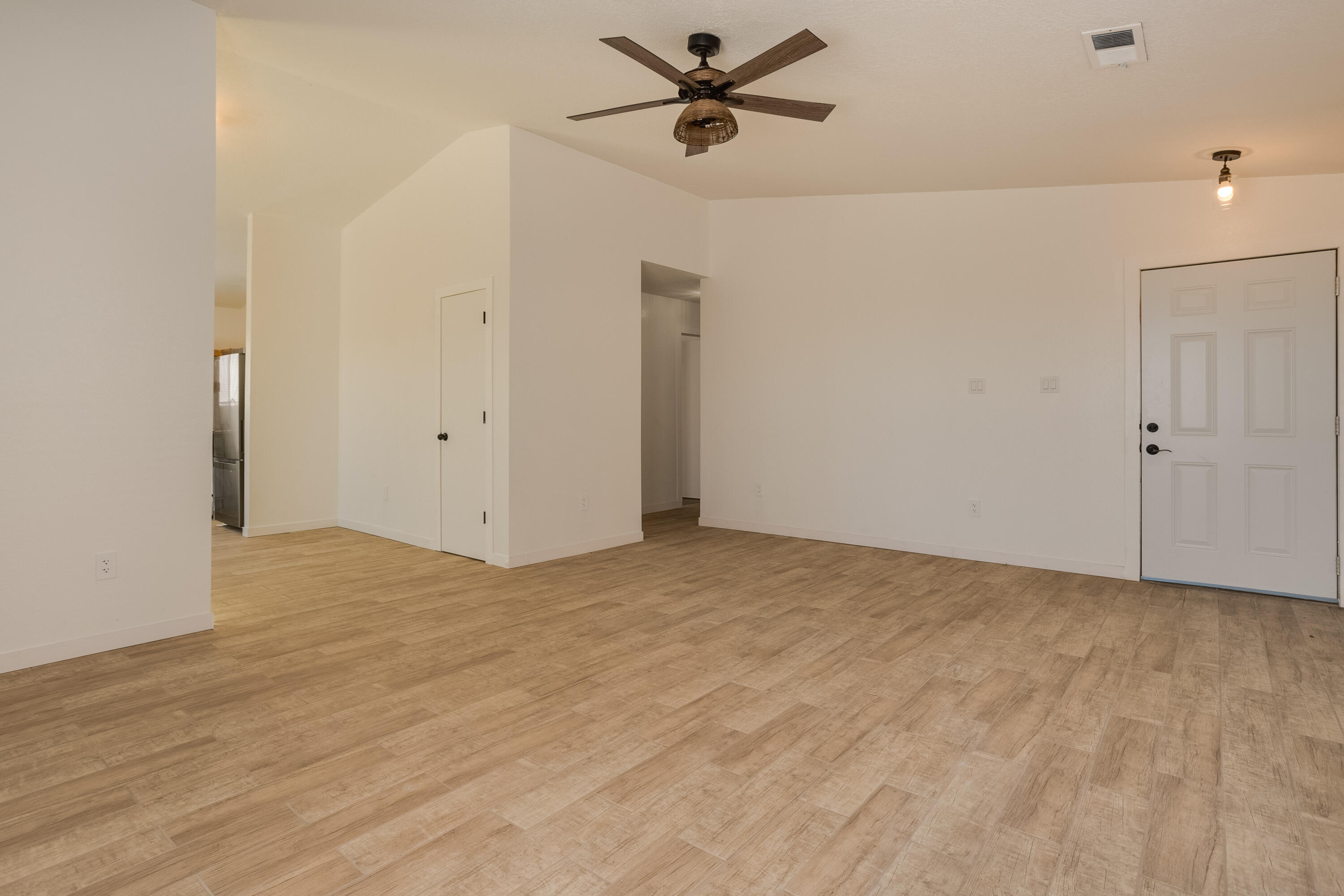 2024 Desert Breeze Drive, Albuquerque, New Mexico image 3