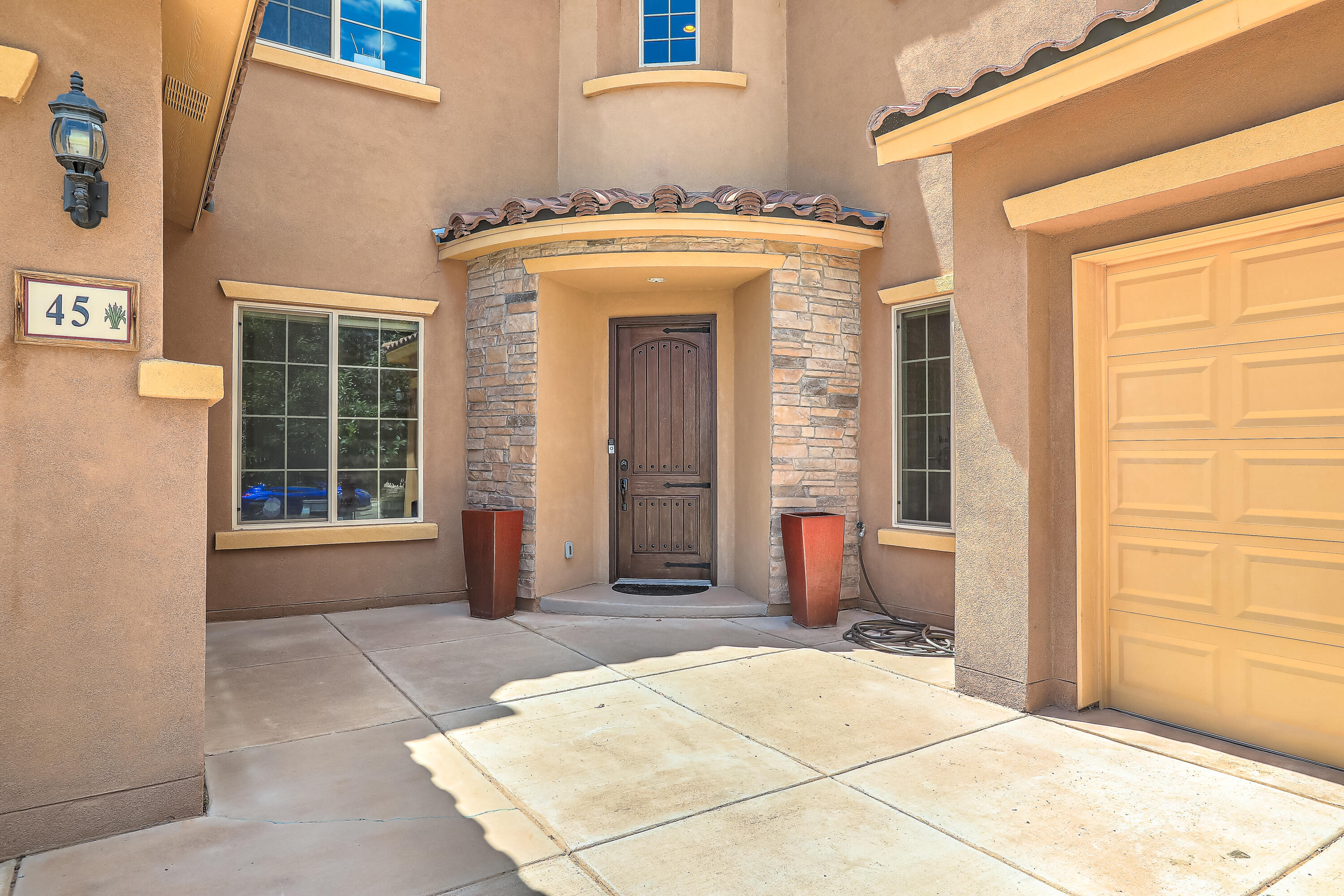 45 VISTA HERMOSA Place NE