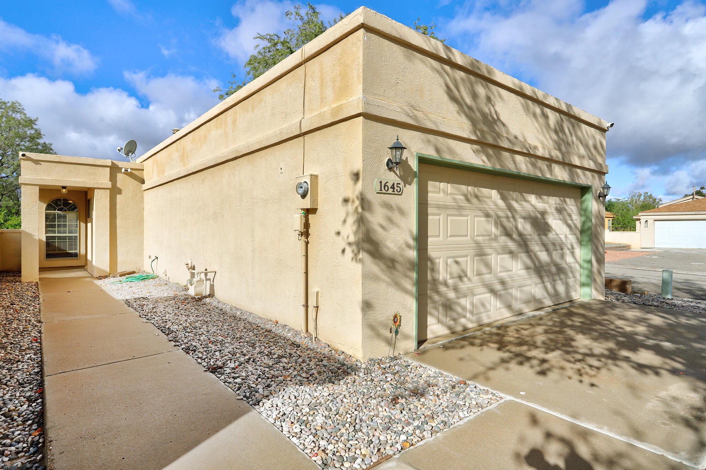 1645 Evelyn Drive NE
