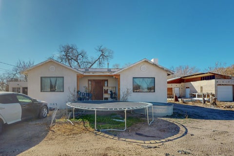 Photo of 847 Gatewood Avenue SW, Albuquerque, NM 87105 (MLS # 1112369)