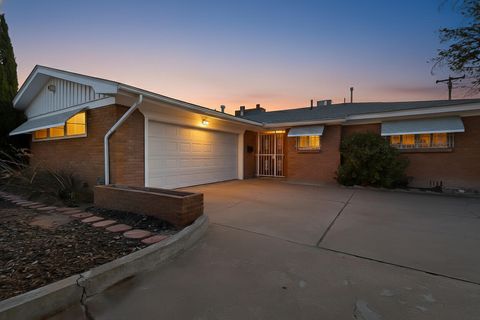 Photo of 700 Manzano Street NE, Albuquerque, NM 87110 (MLS # 1093870)
