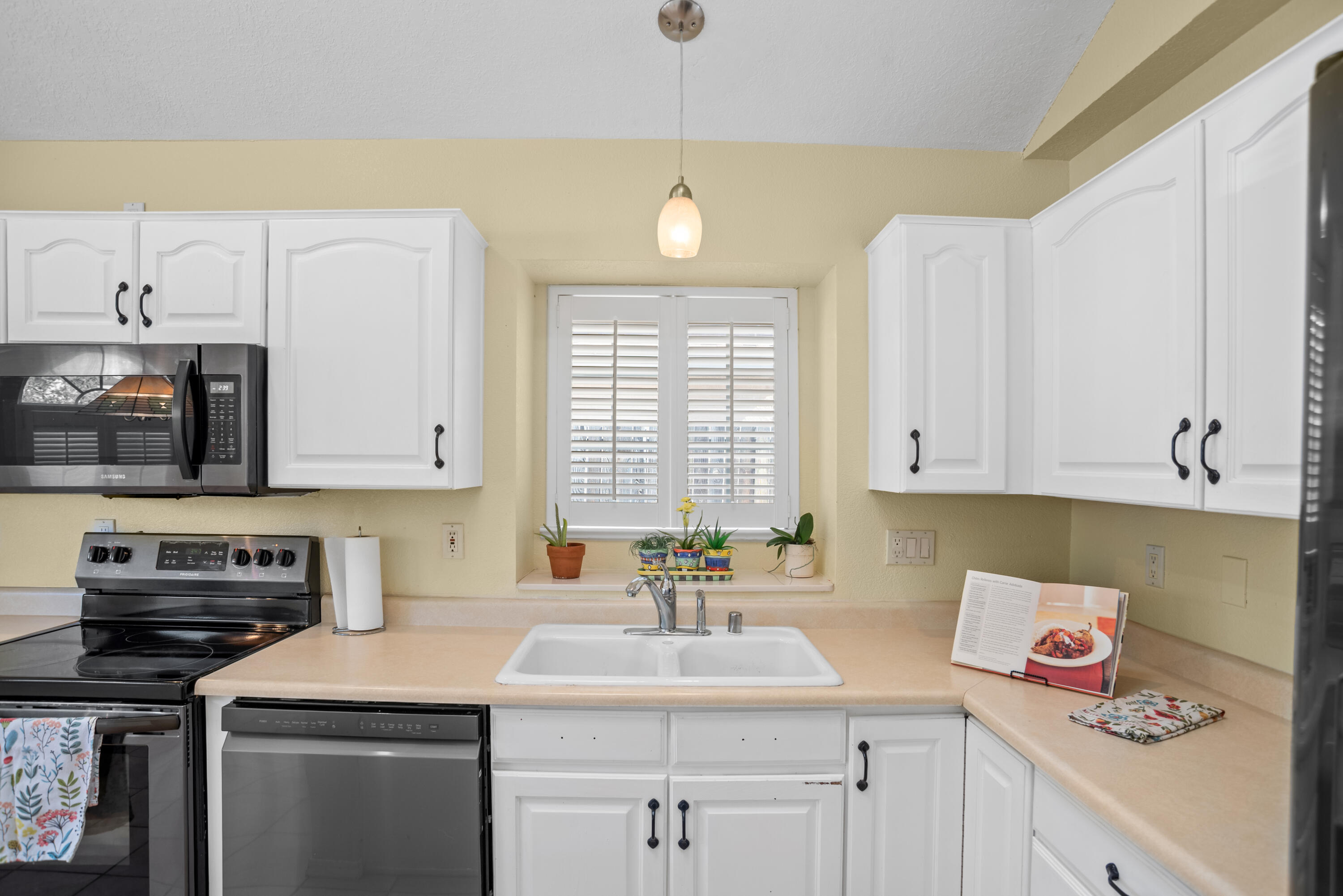 6611 Mesa Mariposa Place NW