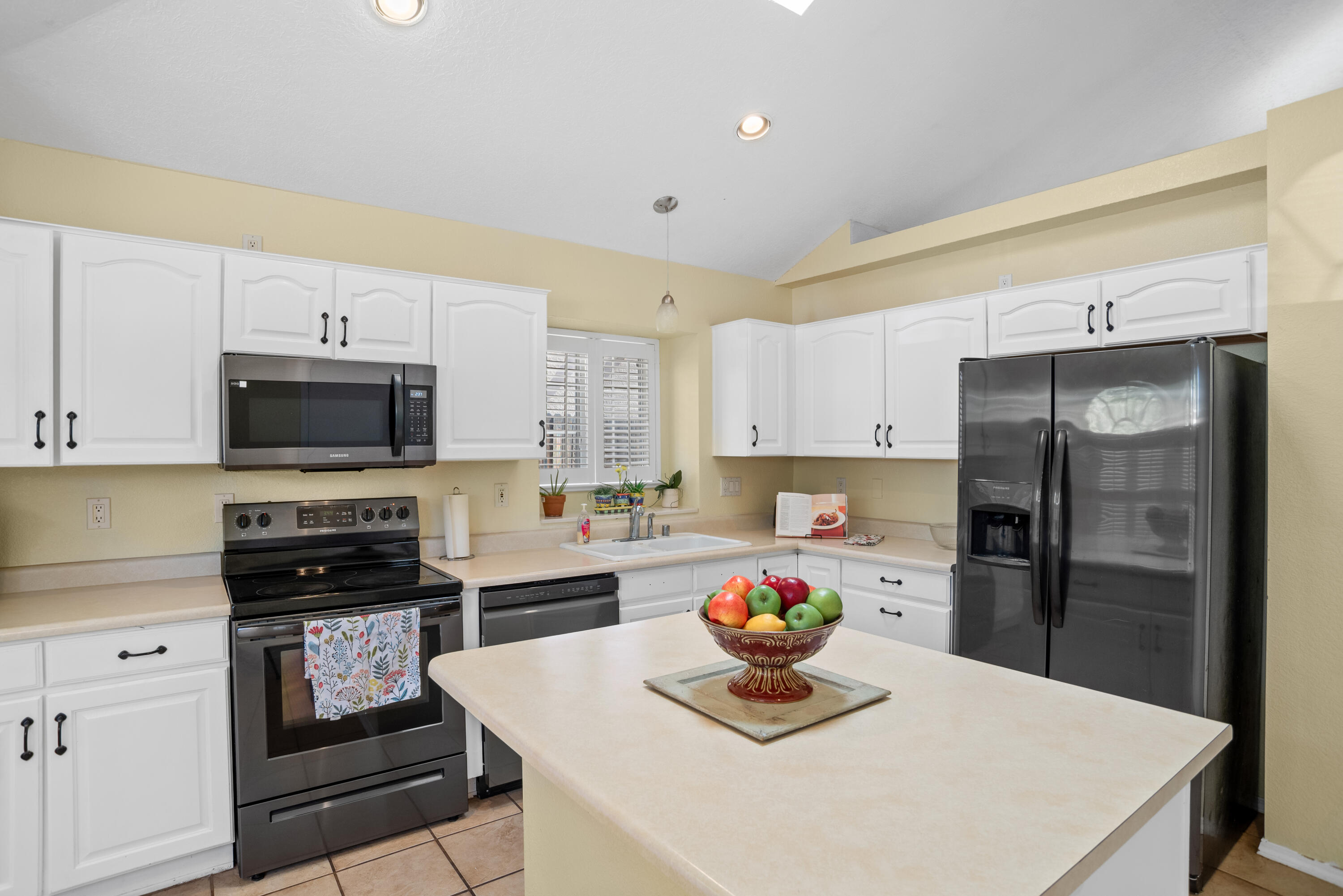 6611 Mesa Mariposa Place NW