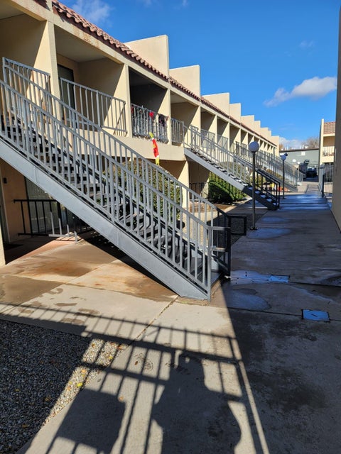 Photo of 1025 Valencia Drive SE #APT 25, Albuquerque, NM 87108 (MLS # 1112540)