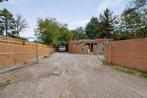 Photo of 1330 Goff Boulevard SW, Albuquerque, NM 87105 (MLS # 1112509)