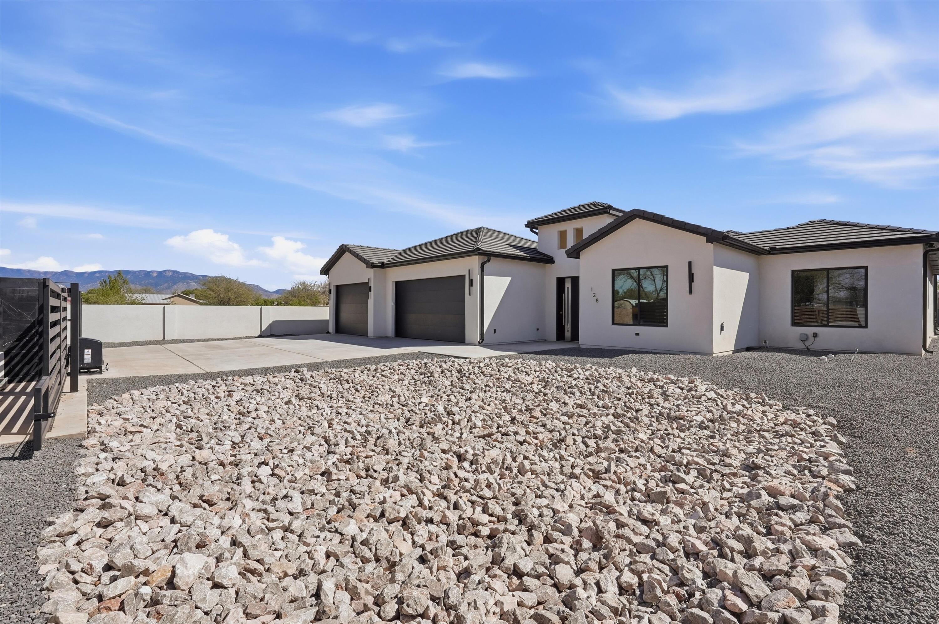 128 Los Ranchos Road NW