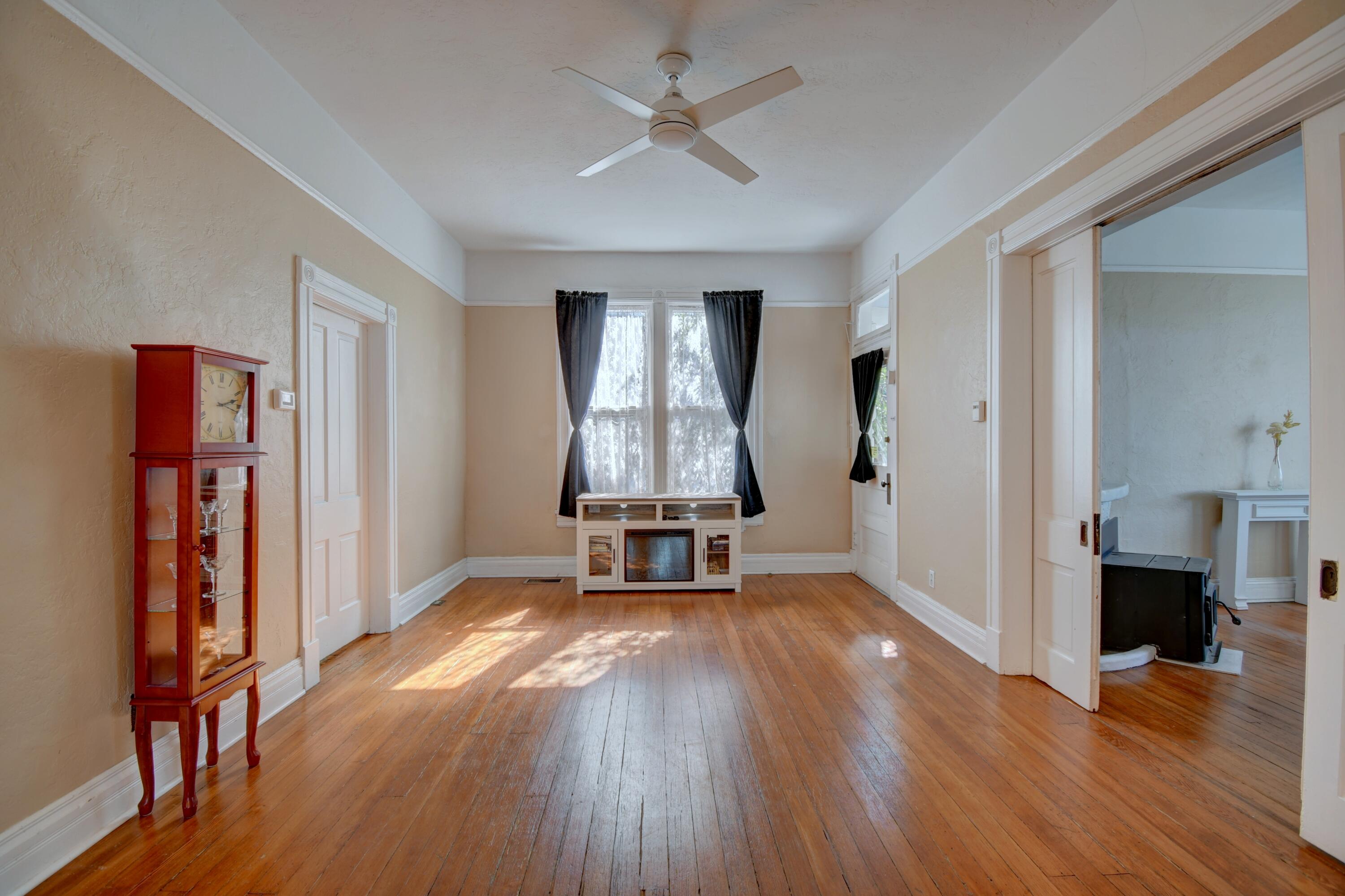 420 EDITH Boulevard SE
