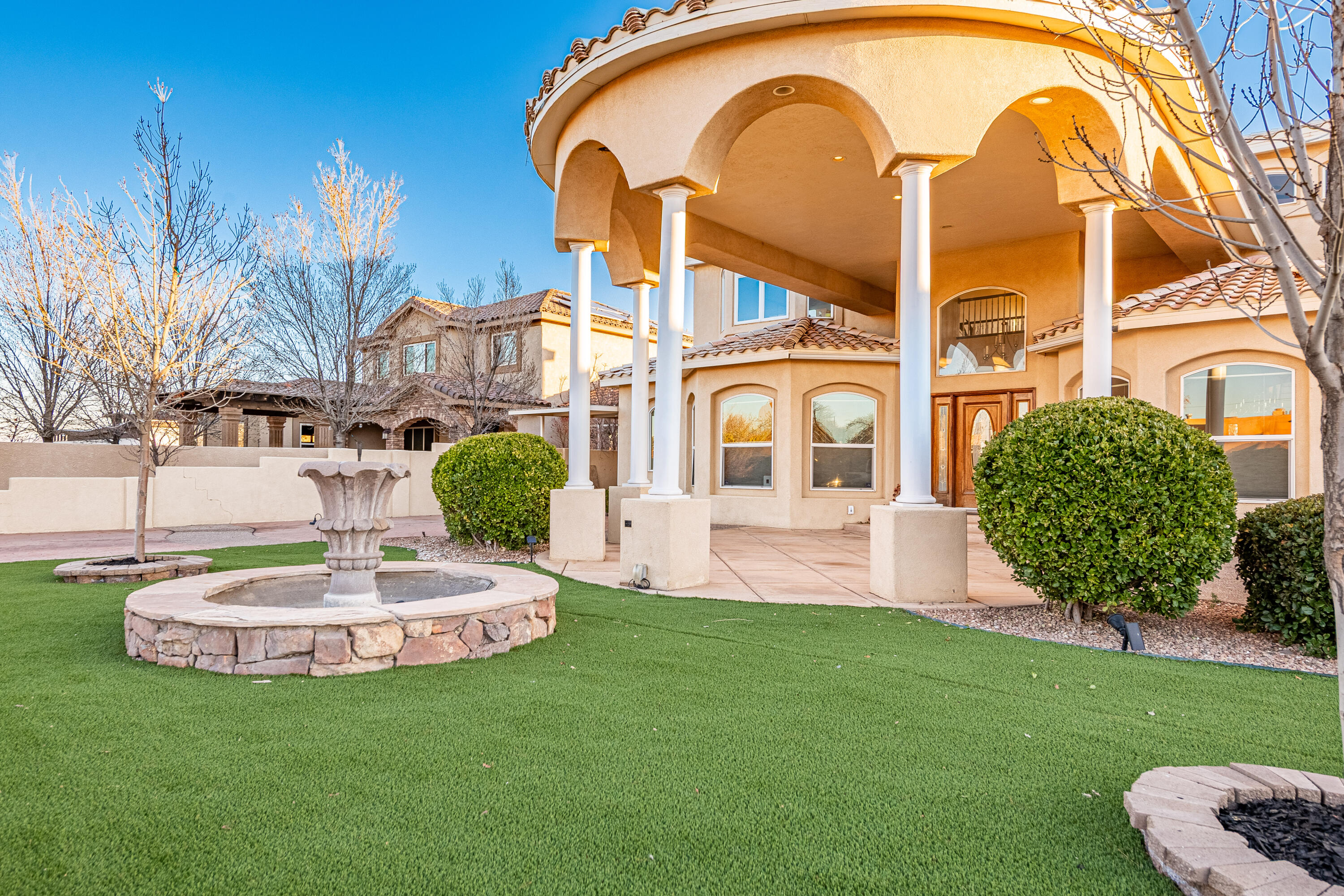 2304 La Vista Court NW