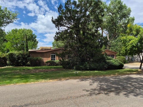 Photo of 1020 Stuart Road NW, Albuquerque, NM 87114 (MLS # 1106319)