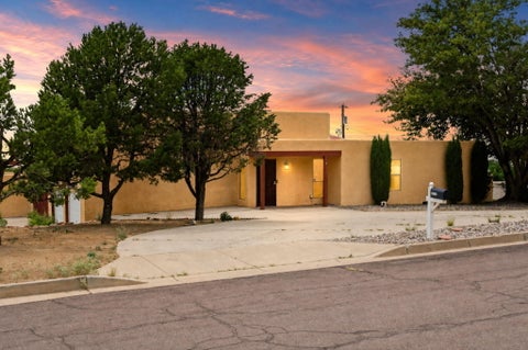 Photo of 14326 Oakwood Place NE, Albuquerque, NM 87123 (MLS # 1110537)