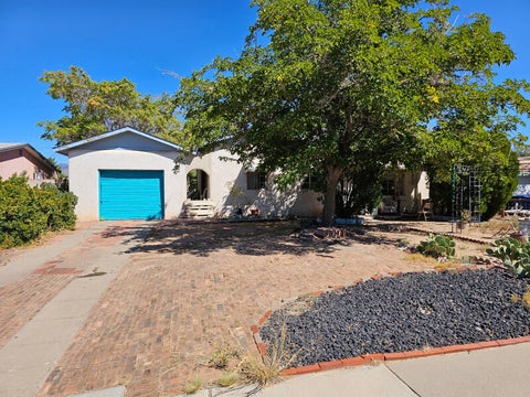 Photo of 2104 Madeira Drive NE, Albuquerque, NM 87110 (MLS # 1112335)