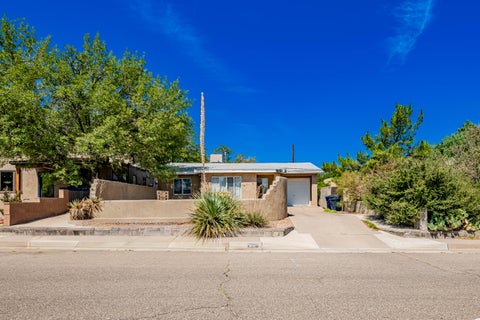 Photo of 515 Graceland Drive SE, Albuquerque, NM 87108 (MLS # 1108968)