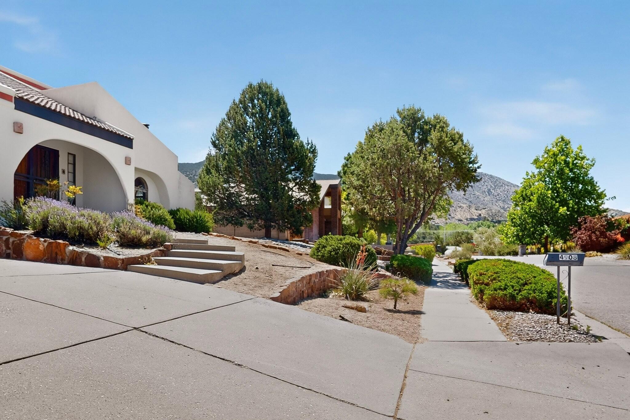 4908 Calle De Luna NE