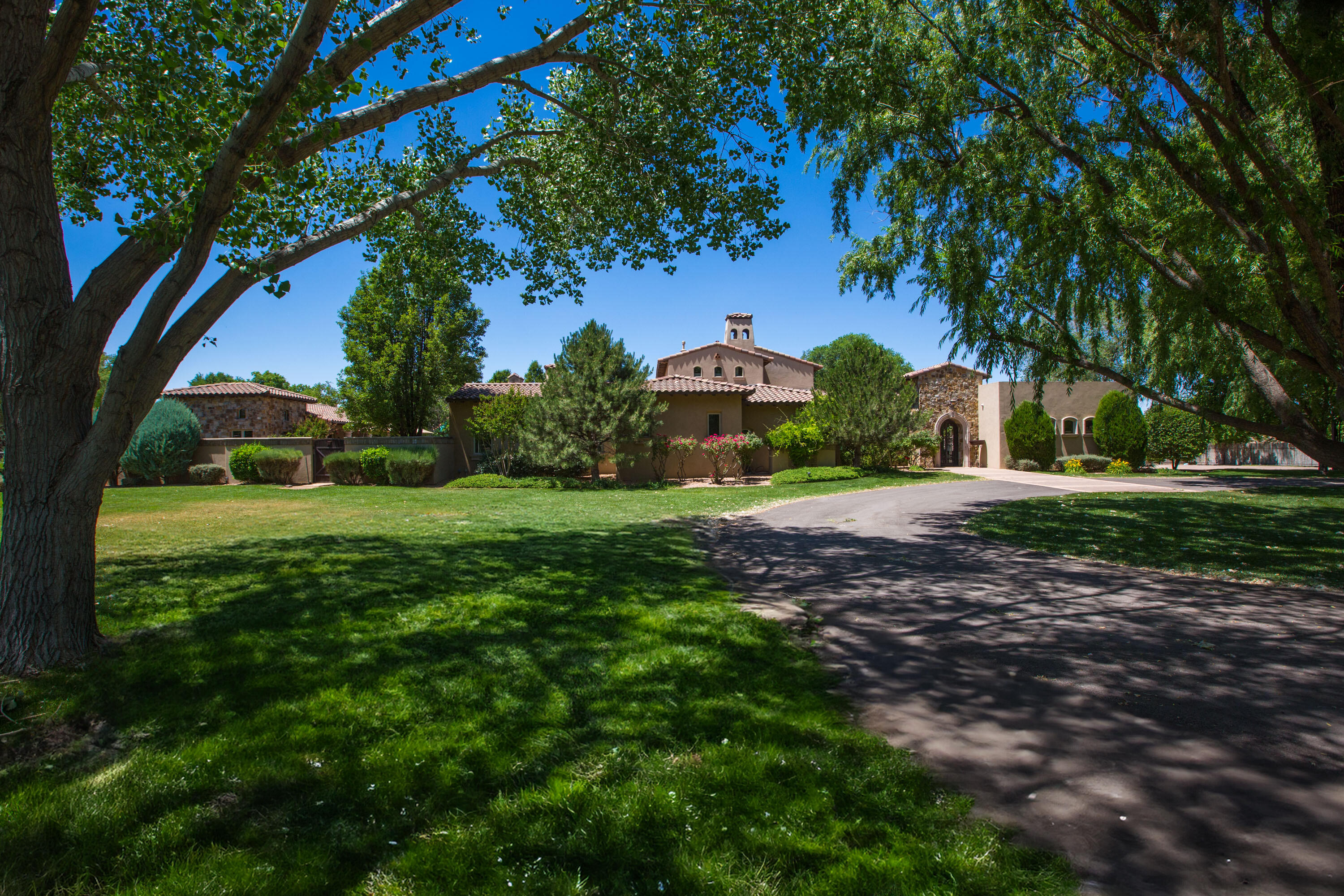 1124 Roadrunner Lane, Los Ranchos, New Mexico image 1