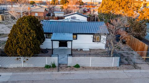 Photo of 401 Gomez Avenue NE, Albuquerque, NM 87102 (MLS # 1096902)