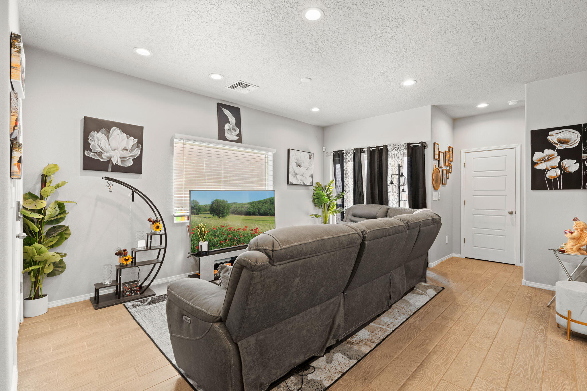 1523 Tierra Verde Loop, Los Lunas, New Mexico image 4