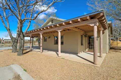 Photo of 3100 Los Anayas Road NW, Albuquerque, NM 87104 (MLS # 1099505)