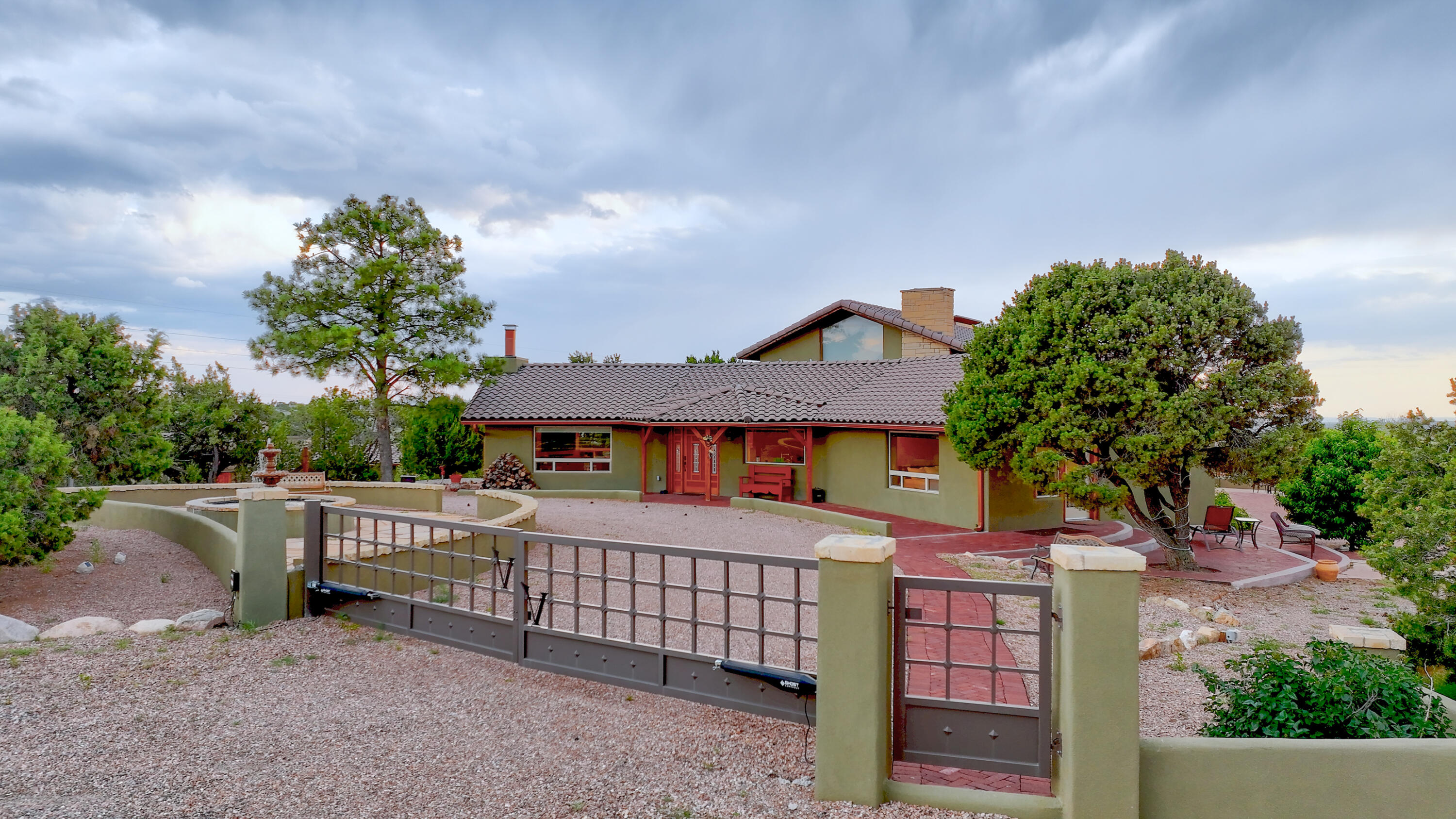 102 Rabbit Road, Santa Fe, New Mexico image 2