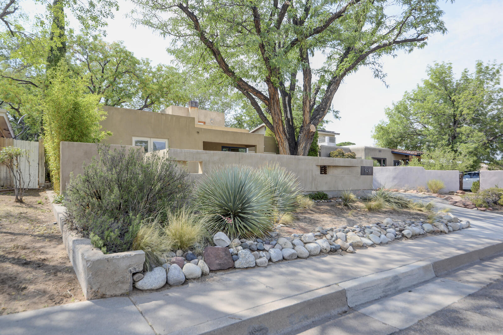 521 GRACELAND Drive SE