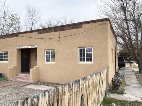 Photo of 426 Headingly Avenue NW #B, Albuquerque, NM 87107 (MLS # 1104227)