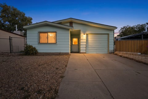 Photo of 628 Mountain View Avenue NE, Albuquerque, NM 87123 (MLS # 1112804)