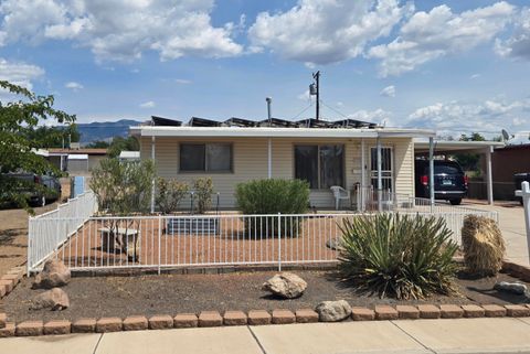 Photo of 2720 DAKOTA Street NE, Albuquerque, NM 87110 (MLS # 1089951)