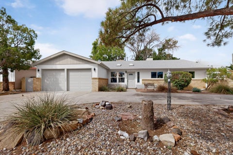 Photo of 421 La Veta Drive NE, Albuquerque, NM 87108 (MLS # 1111066)