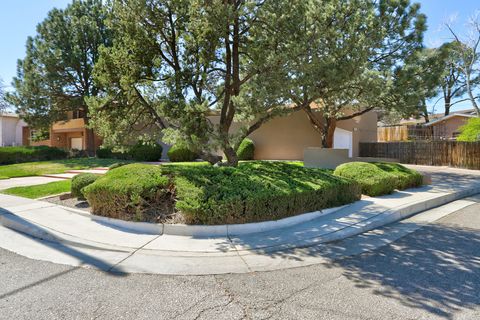 Photo of 1815 Princeton Drive NE, Albuquerque, NM 87106 (MLS # 1100132)