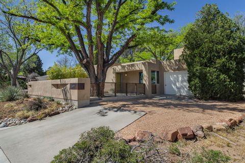 Photo of 521 Graceland Drive SE, Albuquerque, NM 87108 (MLS # 1100960)
