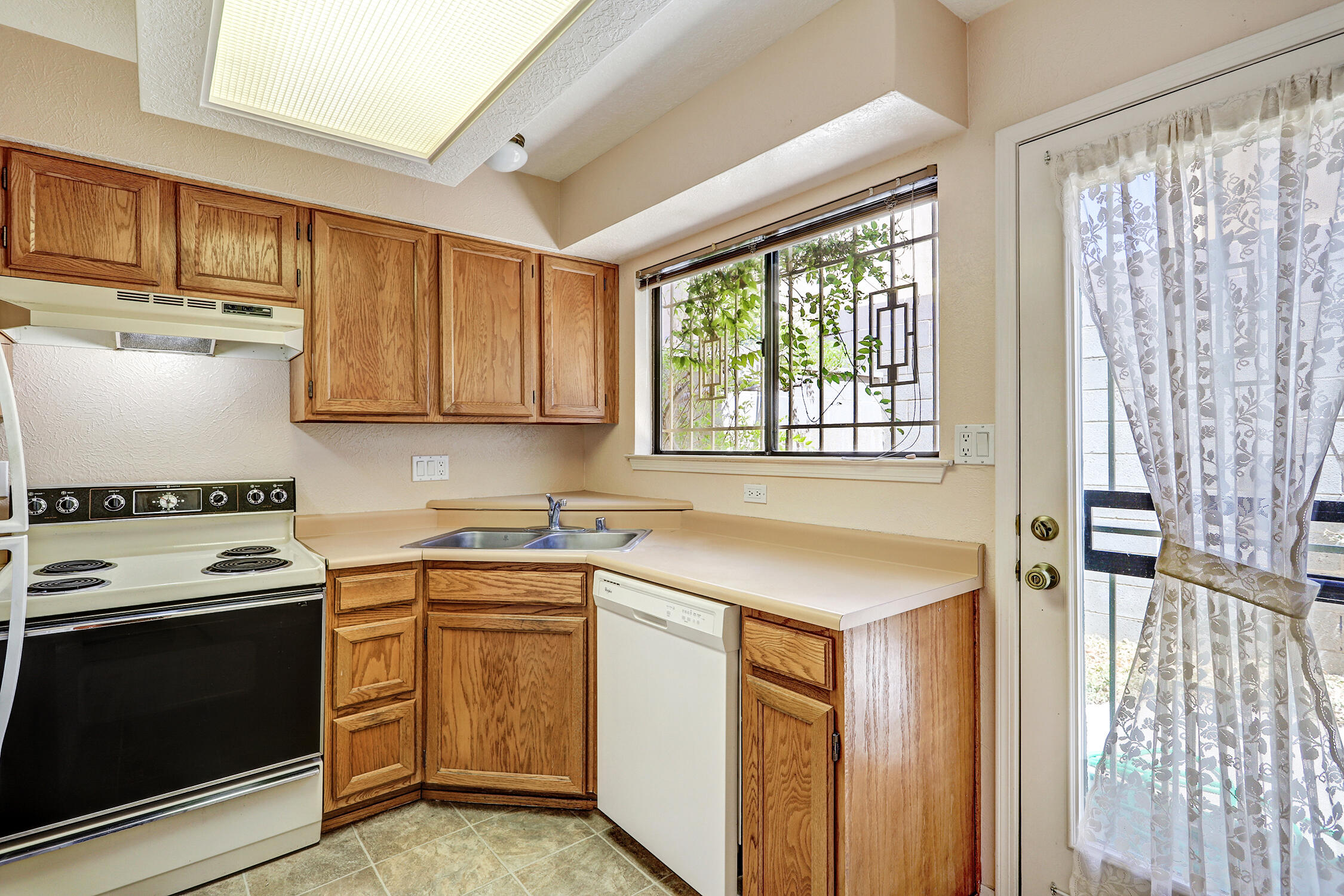 2816 Enebro Street, Albuquerque, New Mexico image 4