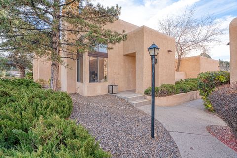 Townhouse For Sale - 10277 Las Casitas Court<br/> Bernalillo County, Albuquerque, NM 87111