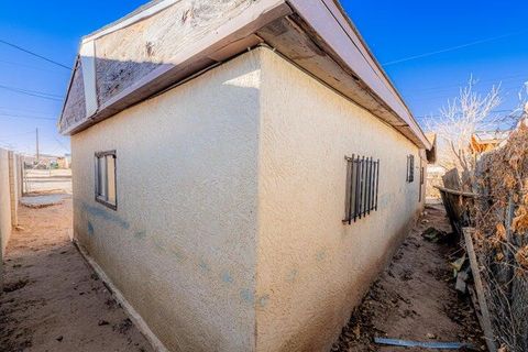 Photo of 905 Ross Avenue SE, Albuquerque, NM 87102 (MLS # 1102441)