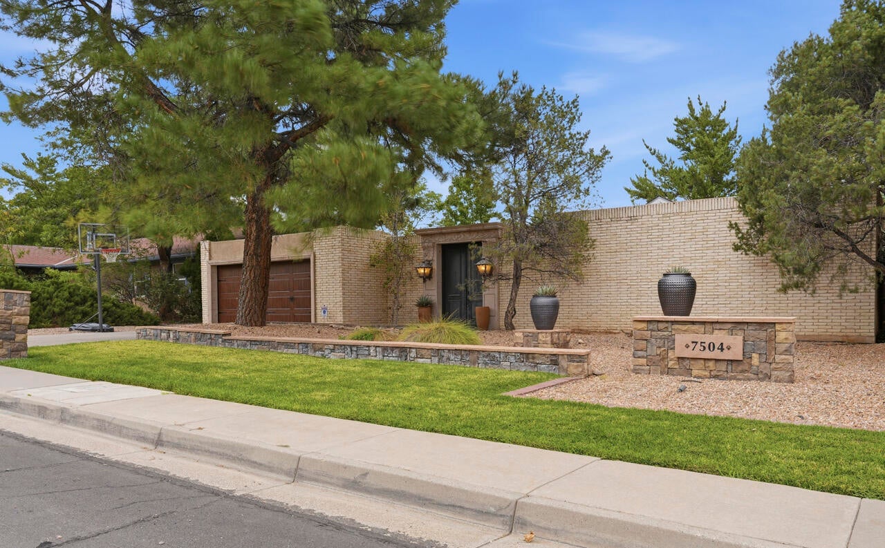 7504 La Madera Road NE