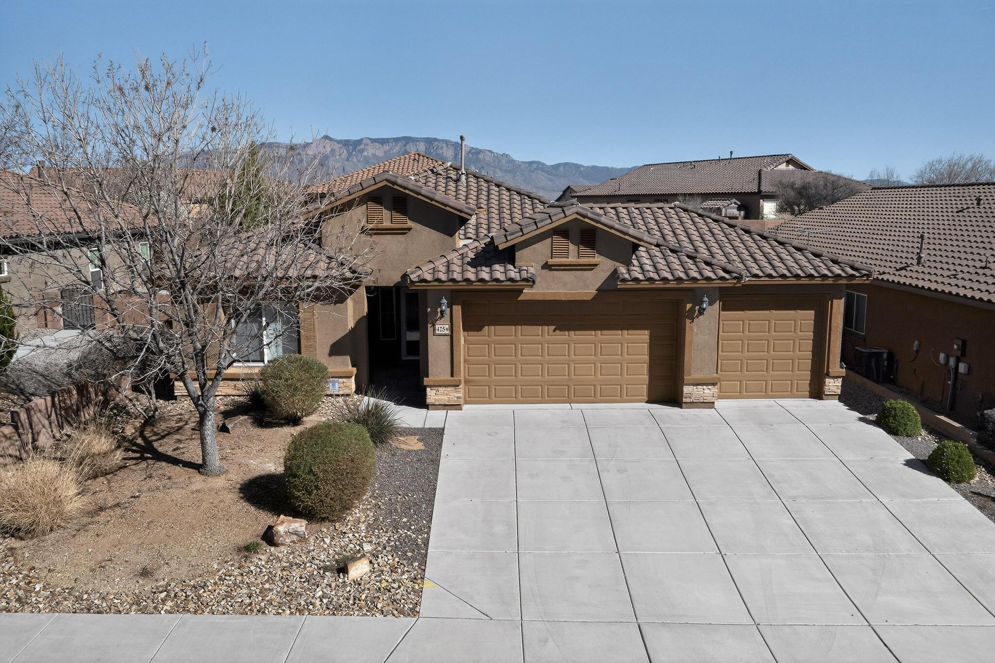 425 Paseo Vista Loop NE