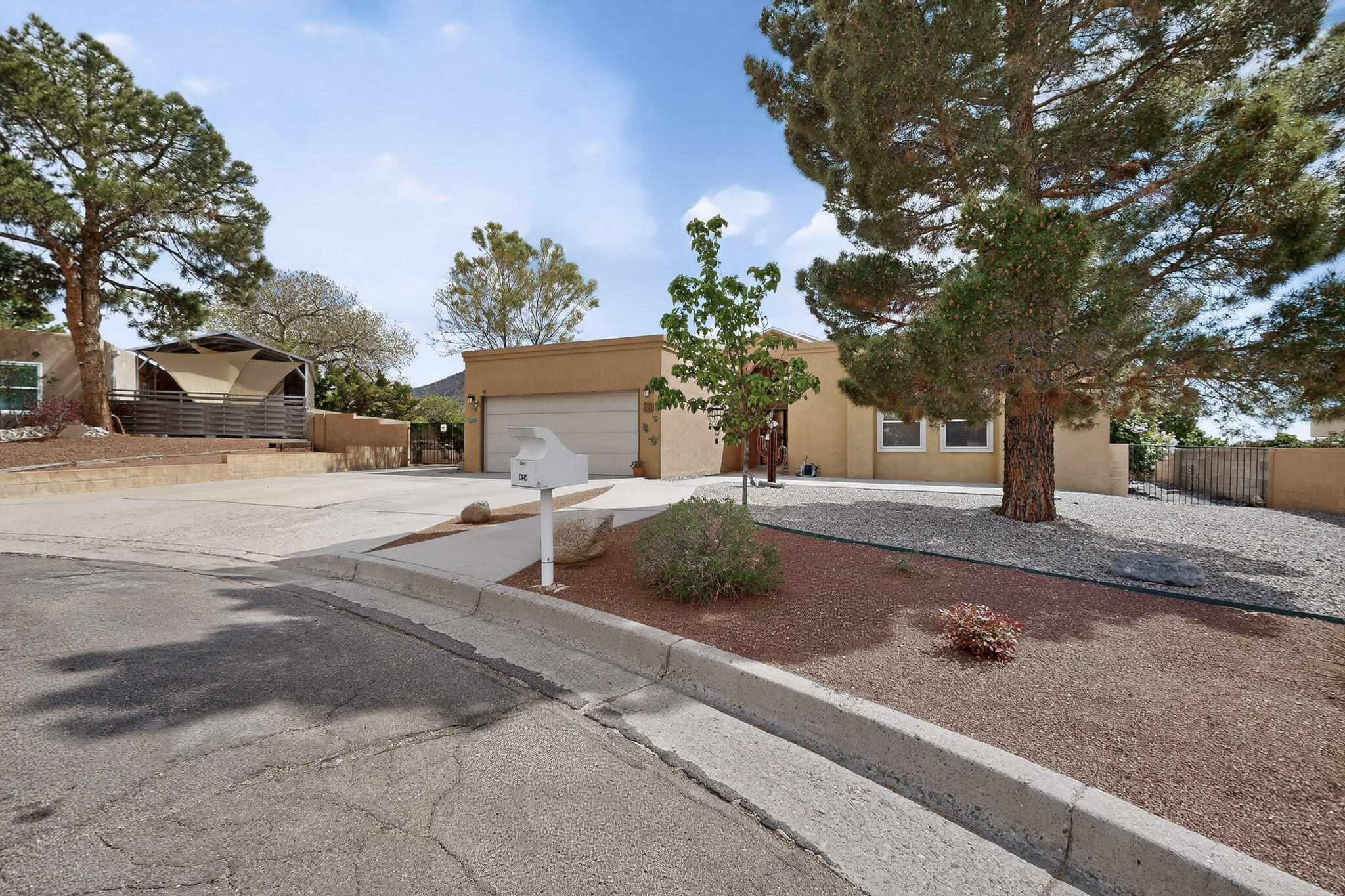 828 Rio Arriba Avenue SE