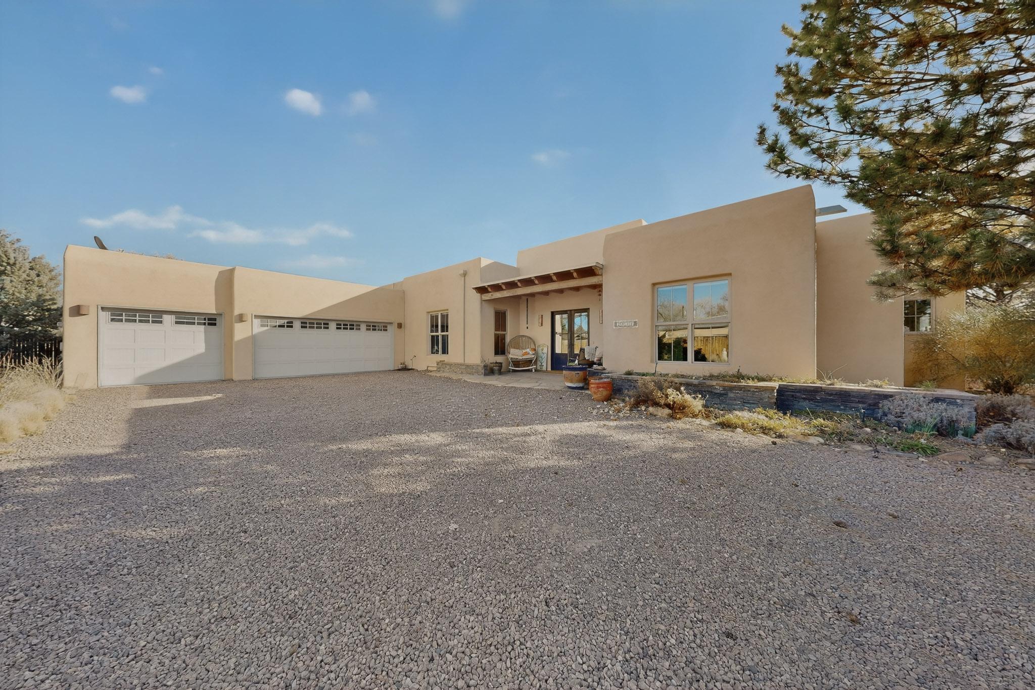 2812 Candelaria Road NW