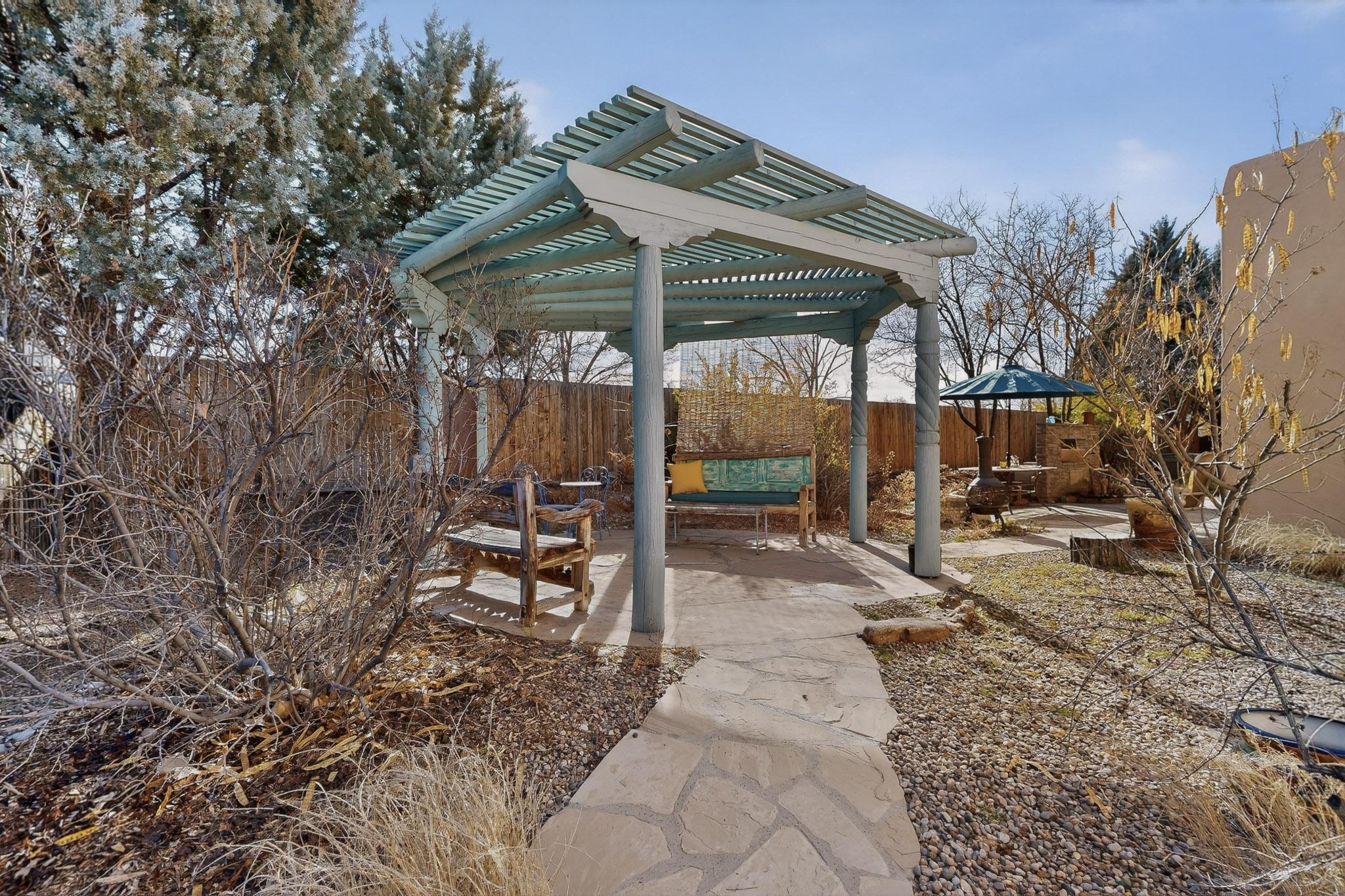 2812 Candelaria Road NW