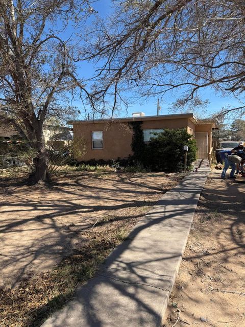 Photo of 844 Madeira Drive SE, Albuquerque, NM 87108 (MLS # 1100855)