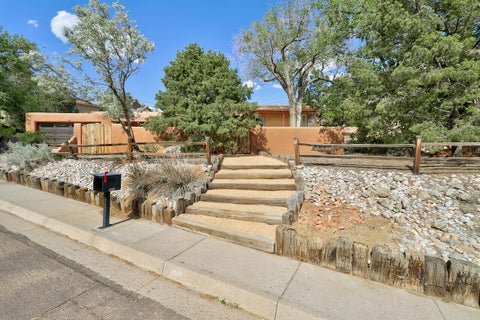 Homes For Sale - 510 Camino De La Sierra<br/> Bernalillo County, Albuquerque, NM 87123