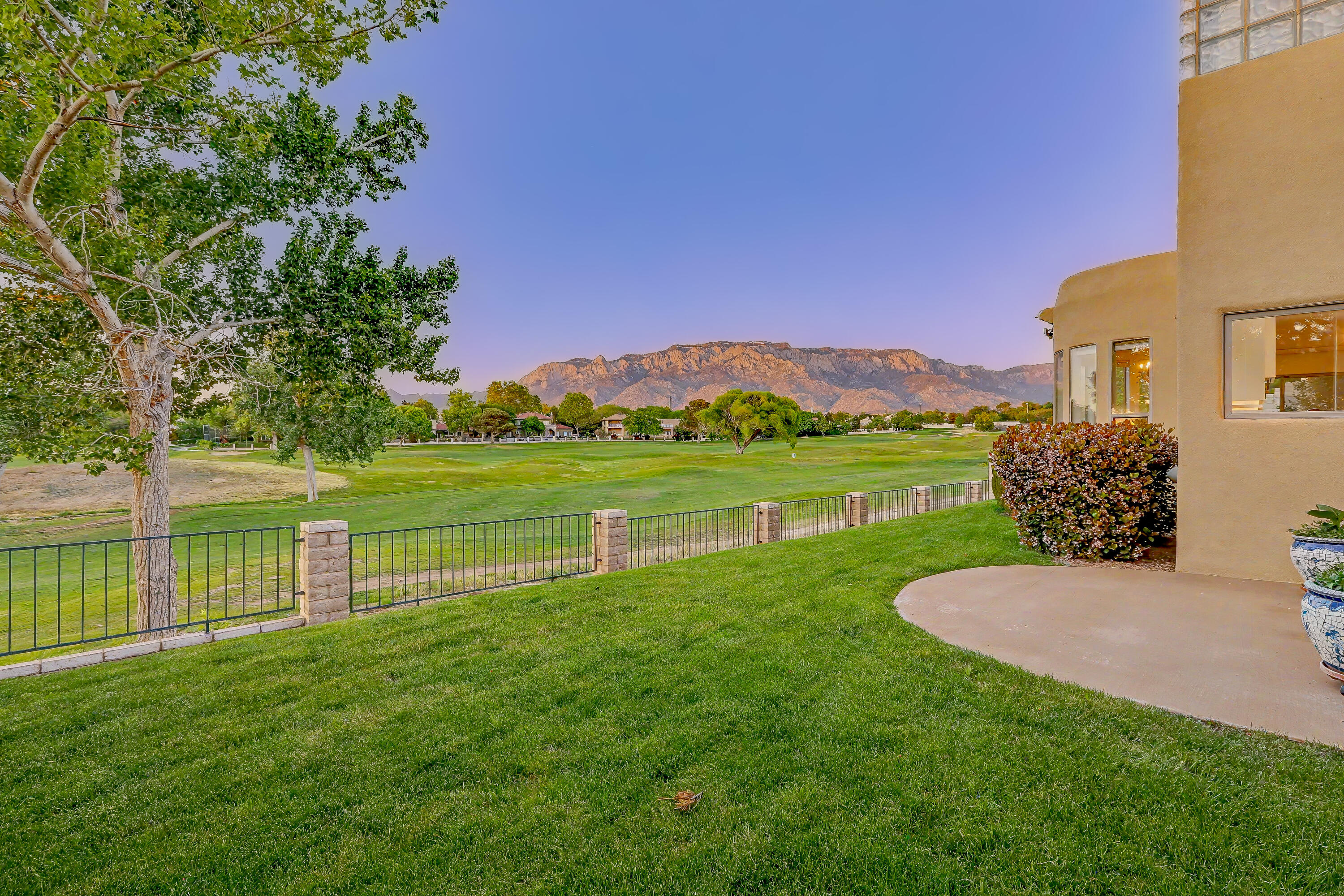 10037 Barrinson NE