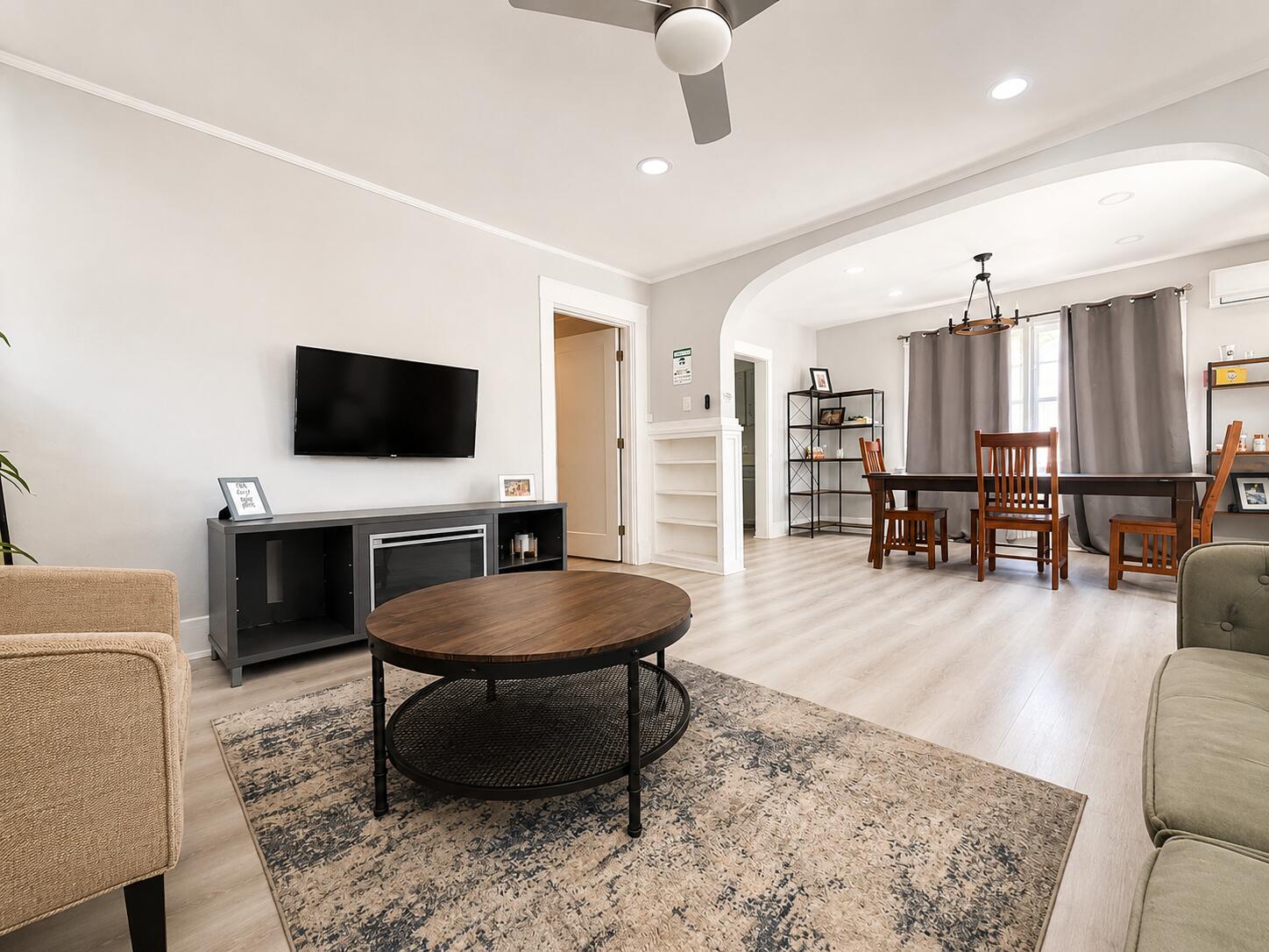 1124 Los Tomases Drive NW