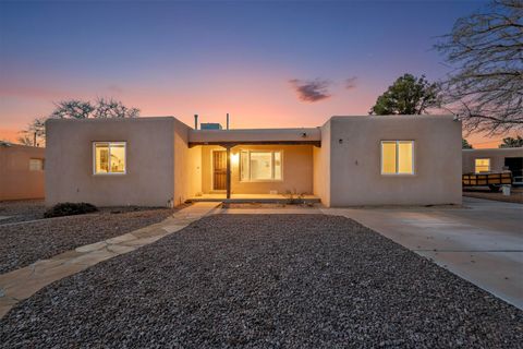 Photo of 1319 Manzano Street NE, Albuquerque, NM 87110 (MLS # 1097578)