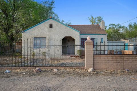Photo of 1233 Montrose Place SW, Albuquerque, NM 87105 (MLS # 1096352)