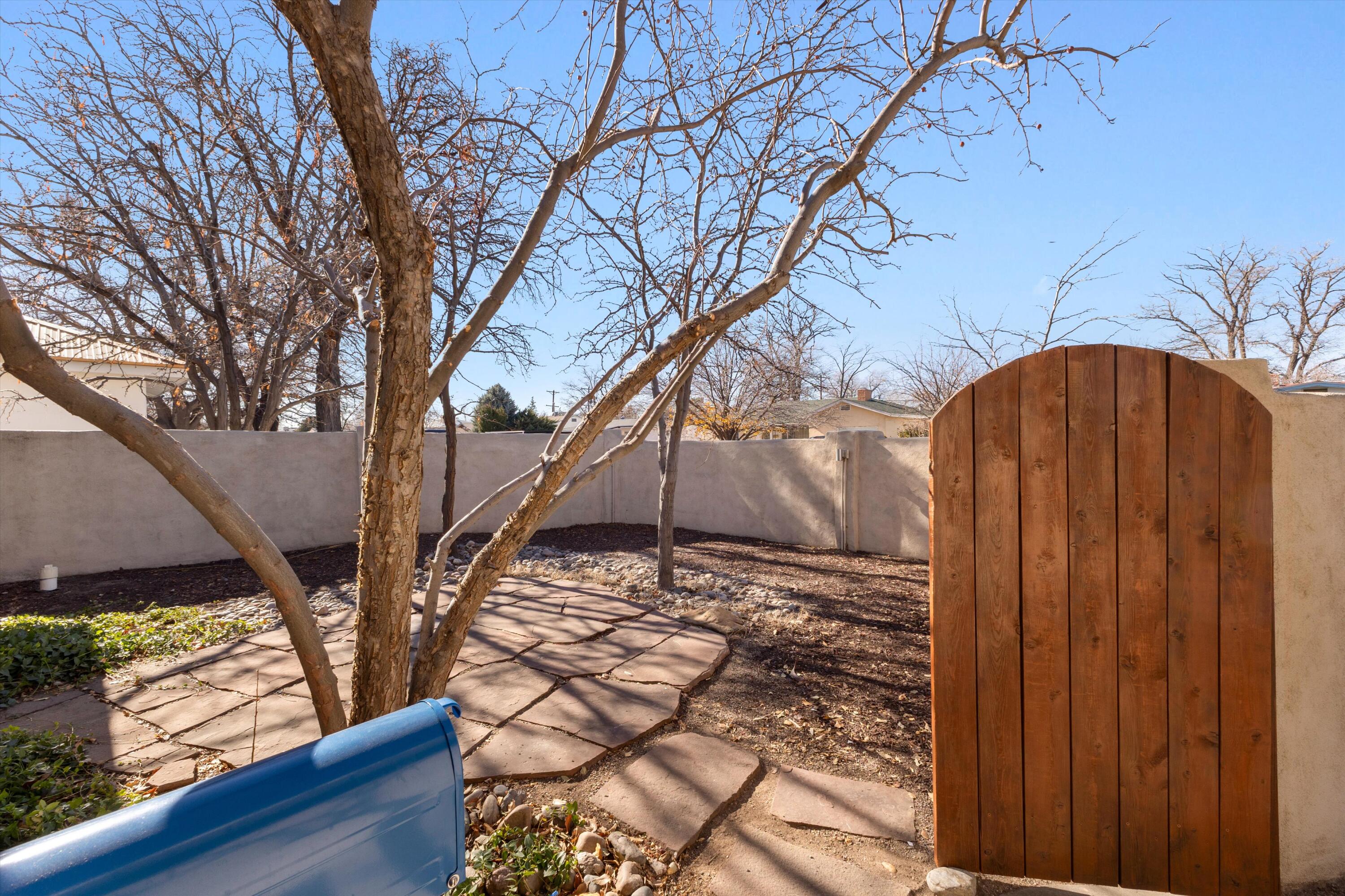 912 Hermosa Drive NE