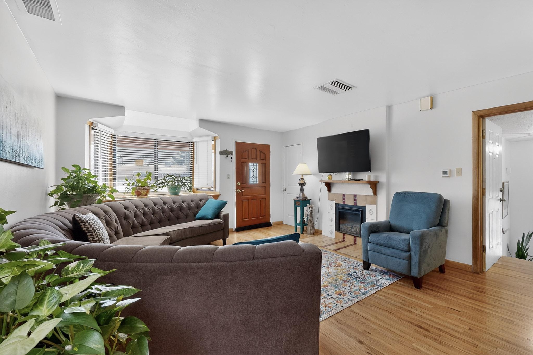 6205 Hannett Avenue NE