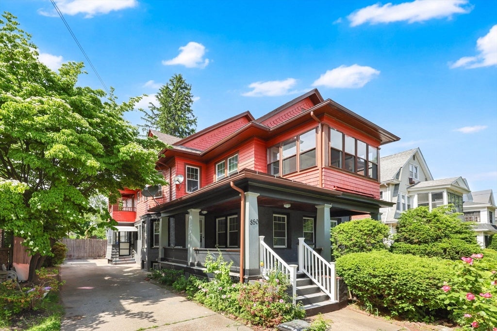 Photo 1 of 31 — 850-852 Sumner Ave, Springfield, MA 01108