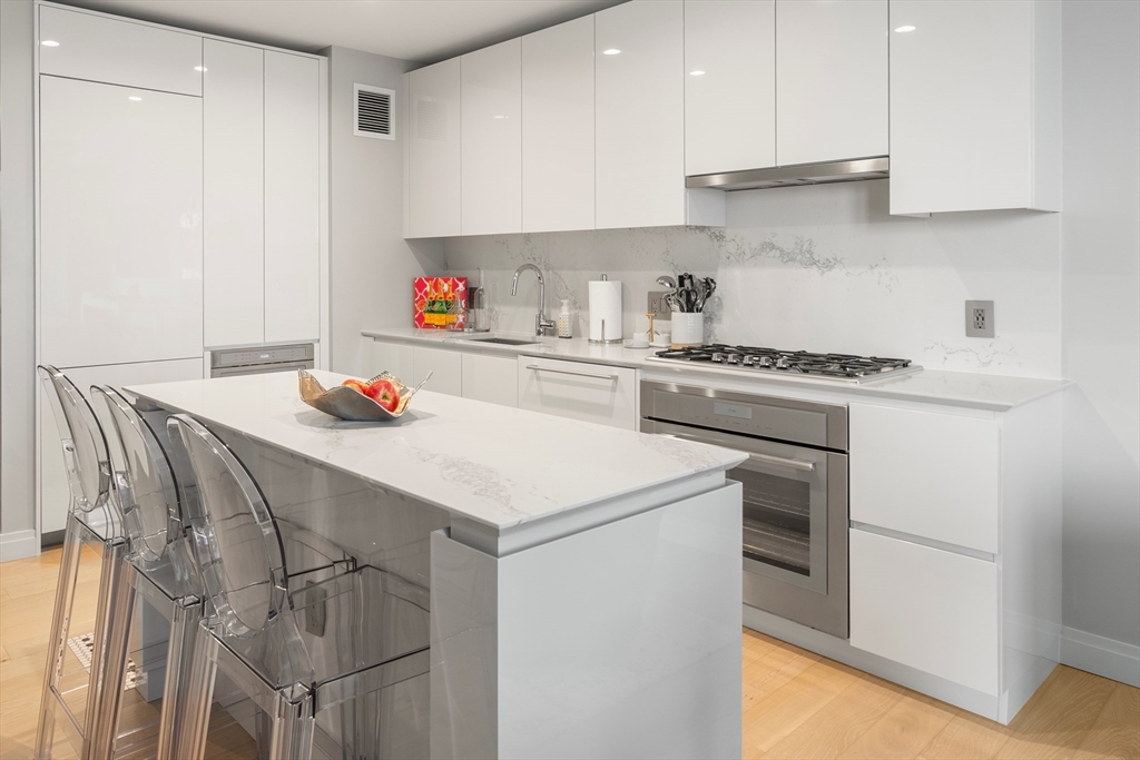 133 Seaport Boulevard 716