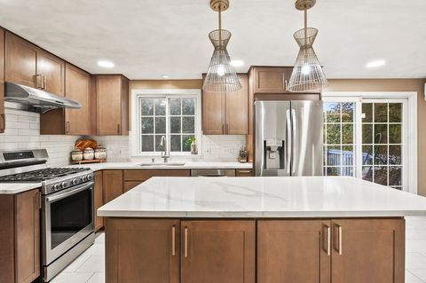 734 Lincoln St Franklin MA 02038